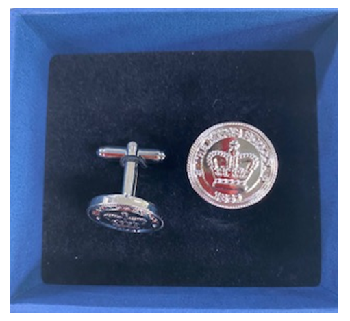 King&#39;s Crown disc cufflink